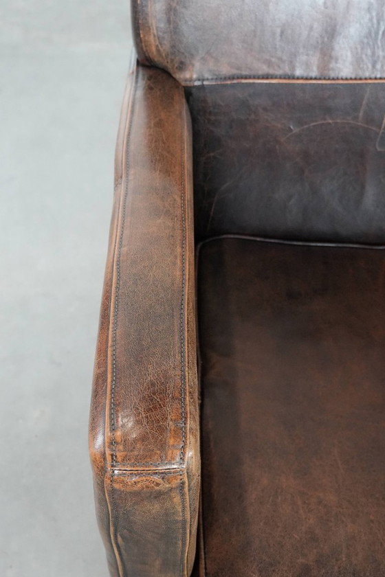 Image 1 of Poltrona dal design elegante e senza tempo realizzata in pelle di pecora con splendidi colori intensi