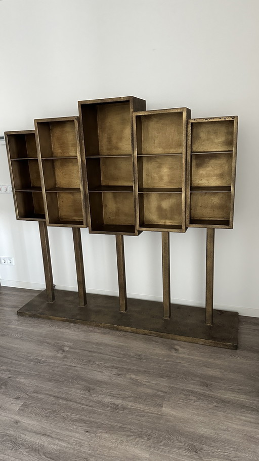 Œuvre d'art / armoire murale en métal doré
