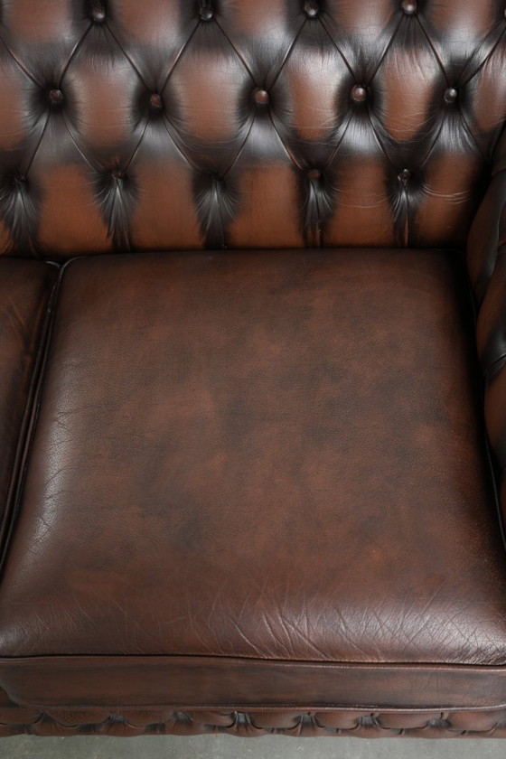 Image 1 of Wunderschönes Chesterfield-Sofa im englischen Stil, 2-Sitzer aus Rindsleder in einem schönen, zeitlosen Braunton.
