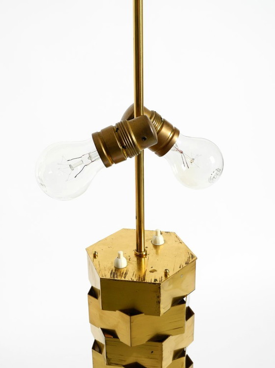 Image 1 of Einzigartige große Messing-Tischlampe aus den 1960er Jahren von den Vereinigten Werkstätten mit beleuchtetem Sockel