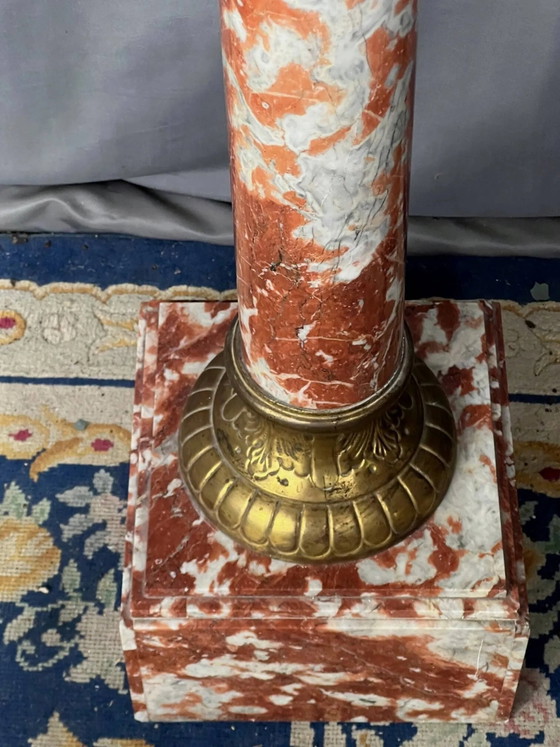 Piedistallo in marmo decorato con ottone dorato. – Tavolini, Marble, Brass (photo 6 of 6)