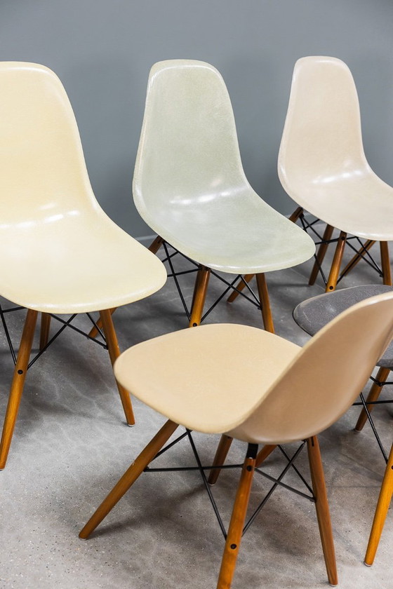 Image 1 of Eames DSW glasvezelstoelen