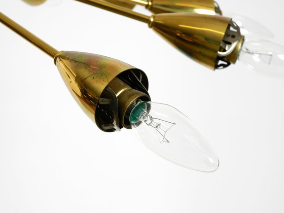 Image 1 of Rarissimo splendido lampadario a 12 bracci in ottone del Mid Century con paralumi in vetro opalino