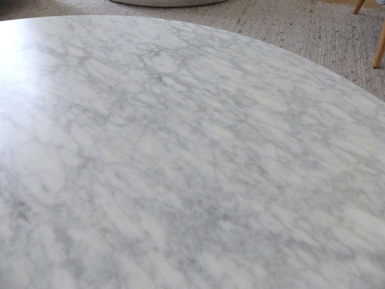 Image 1 of "Grasshopper Coffee Table" in satin-finish Statuarietto marble by Knoll, designed by Piero Lissoni - 120 cm