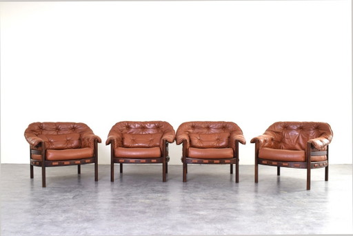 Sillones de roble y cuero de mediados de siglo, diseñados por Arne Norell para Coja en la década de 1960. Juego de 4 piezas.