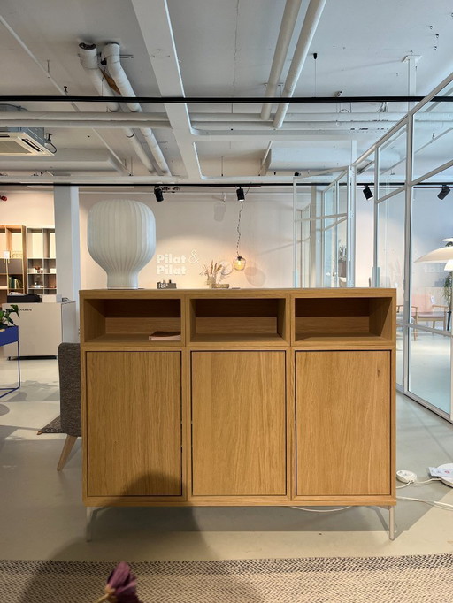 Aparador con disposición de gabinetes apilados Muuto