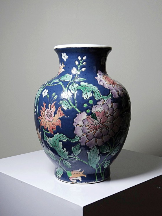 Image 1 of Grote, balustervormige vaas van Chinees porselein met vintage bloemversiering uit de jaren 70-80.
