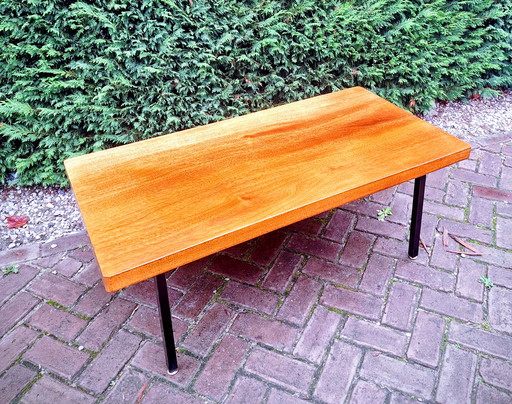 Table basse en bois massif des années 1960