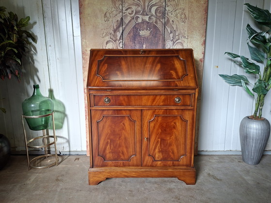 Image 1 of Scrittoio classico Helden con inserto in pelle, dimensioni 82x46 cm e altezza 106 cm.

Altezza di scrittura 76 cm.