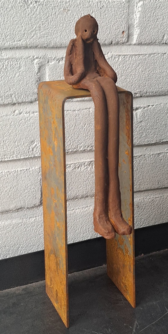 Image 1 of Uomo con gatto su piedistallo , ceramica e acciaio