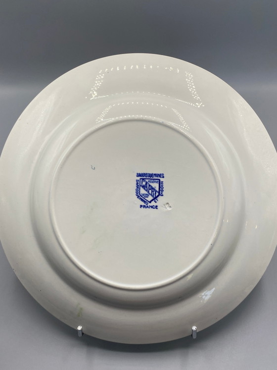 Piatto in maiolica Sarreguemines, decorazione con rose Capri blu cobalto, fregio geometrico Art Déco (photo 3 of 5)