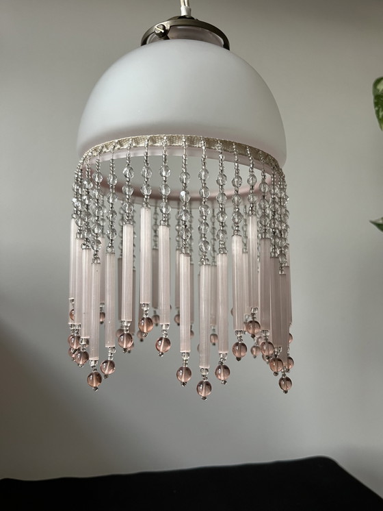 Image 1 of Lámpara colgante francesa de cuentas de principios del siglo XX: vidrio opalino con flecos de vidrio rosa.