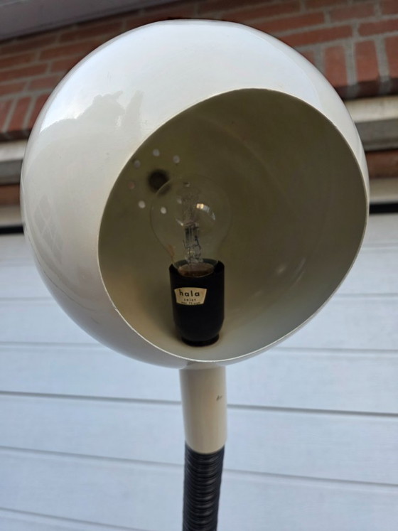 Image 1 of Lampadaire iconique au design vintage futuriste signé Hala. Blanc, métal, modèle œil + col de cygne.