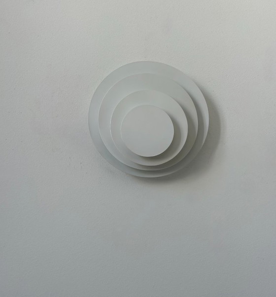 Image 1 of Een paar vintage wandlampen, mat wit metaal, Frankrijk, 1980