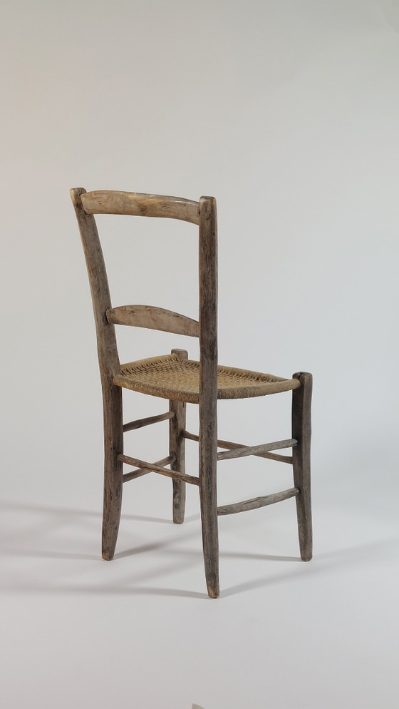 Image 1 of Silla antigua de madera de estilo folclórico francés con pátina y tejido de cuerda.