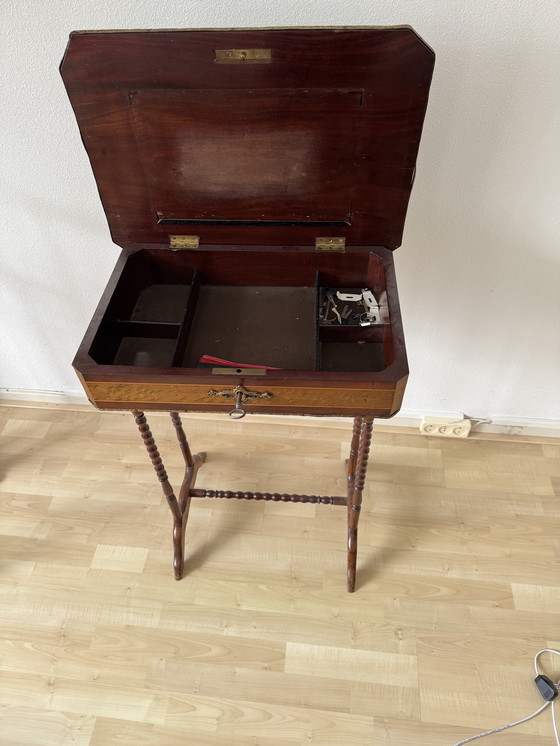 Image 1 of Italiaanse antiek sieraden tafel met gedraaide voeten 