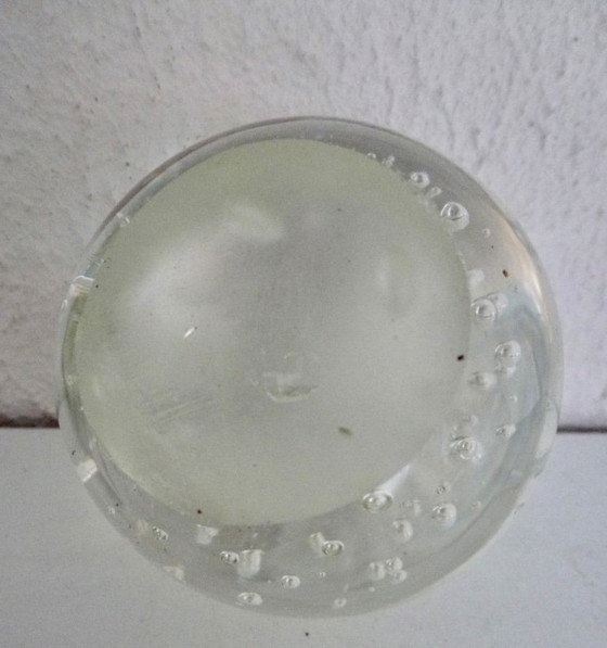 Image 1 of 2 presse-papiers en verre, composés d'un hibou et d'une sphère, Spijkerbol.