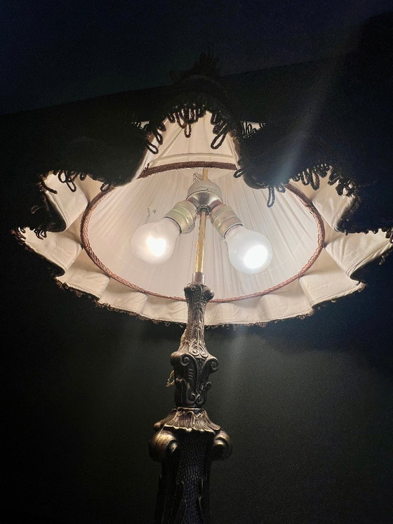 Image 1 of Solida lampada da tavolo in ottone della metà del secolo scorso. Base molto solida e paralume elaborato con finiture in velluto.