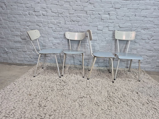 Image 1 of Chaises industrielles en bois, structure gris clair et assises bleues, lot de quatre – Pays-Bas, années 1950