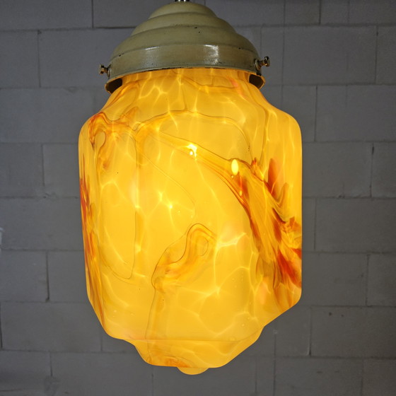 Image 1 of Suspension Art Déco ancienne en verre opalin marbré ambré