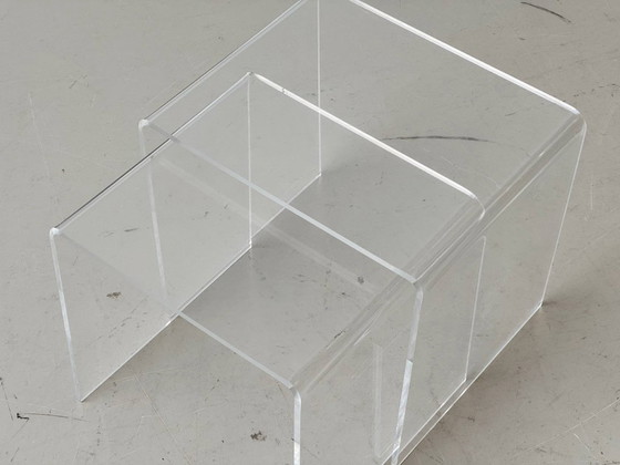 Image 1 of Set di 2 tavolini laterali/impilabili in plexiglass in stile Space Age, anni '70
