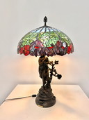 Grande lampada da tavolo in vetro colorato stile Tiffany con base scultorea femminile