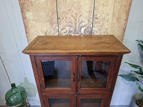 Image 1 of Vitrine ancienne en teck, meuble à vaisselle, meuble mural, dimensions 82x39cm et 137cm de hauteur.