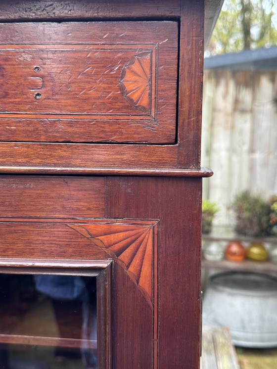 Image 1 of Vetrina in mogano massello | 1890–1900 | Neorinascimentale / Art Nouveau | Intarsi ovunque!