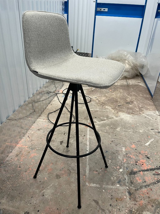 Taburetes de bar Inclass 4 unidades, textil gris claro con base de metal negro