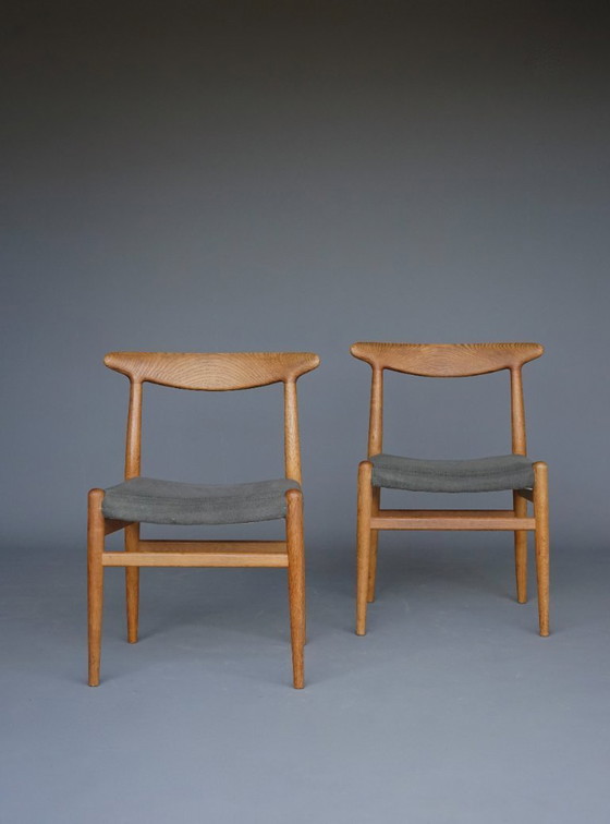 Image 1 of Hans J. Wegner W2 Stühle in Eiche für C.M. Madsen, 1960er Jahre. Satz von 2