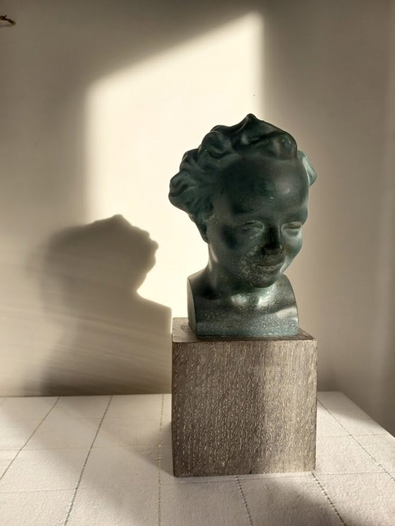 Image 1 of Busto de yeso de un niño - entreguerras/1950 - pátina verde - base de madera