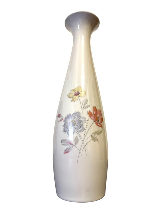 Un vase en porcelaine Schwarzenhammer de Bavière, fabriqué en Allemagne dans les années 1960.