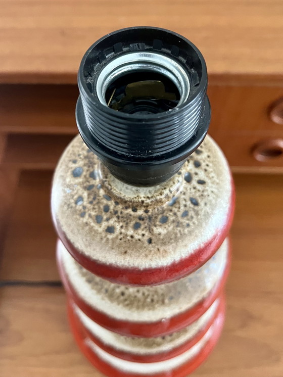 Image 1 of Mid Century Fat Lava Lampe vintage rot bruin Tischlampe Stehlampe Keramikfuß 49 cm hoog