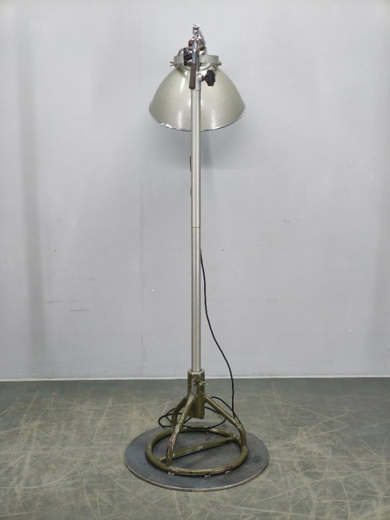 Image 1 of Tsjechische industriële chirurgische vloerlamp uit een militair ziekenhuis, jaren 1950