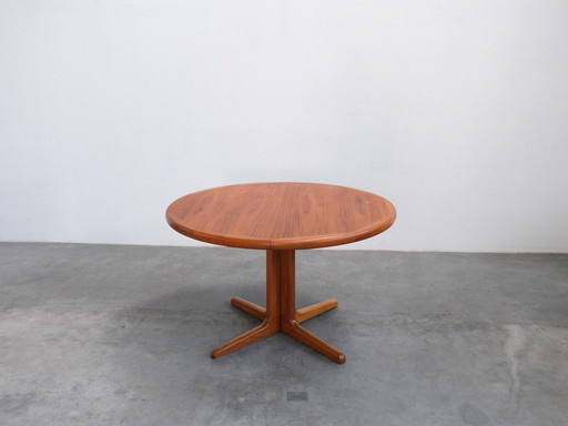 Vintage eettafel van teakhout, Deense stijl uit het midden van de 20e eeuw.