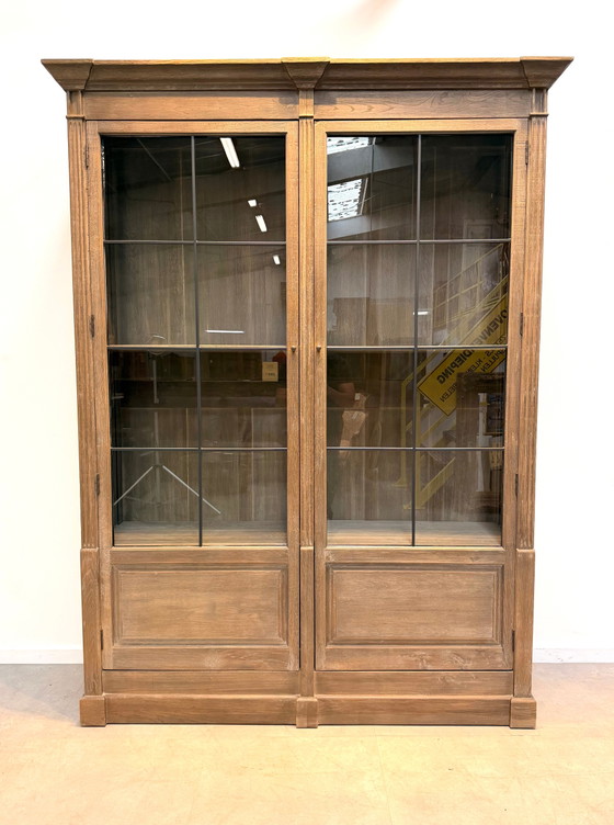 Image 1 of Rustieke vitrinekast van "flamant" eikenhout met glazen deuren met stalen frame.