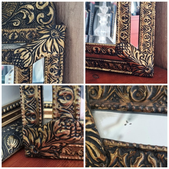 Image 1 of Antiker niederländischer Brautspiegel aus abgeschrägtem, geprägtem Messing