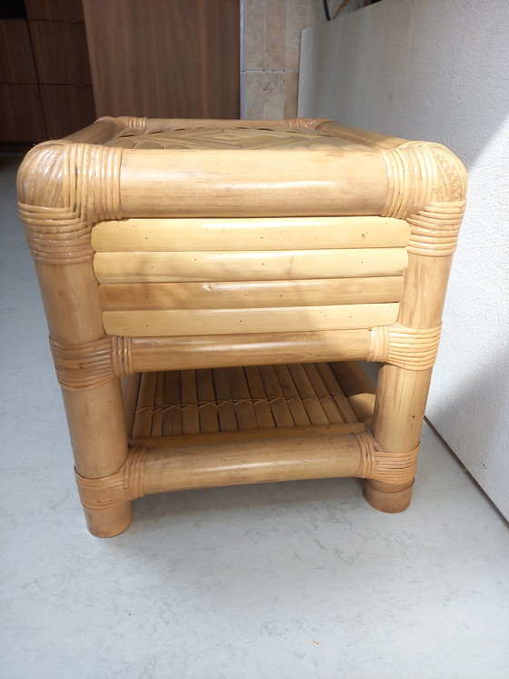 Image 1 of Comodino o tavolino d'appoggio vintage in bambù e rattan