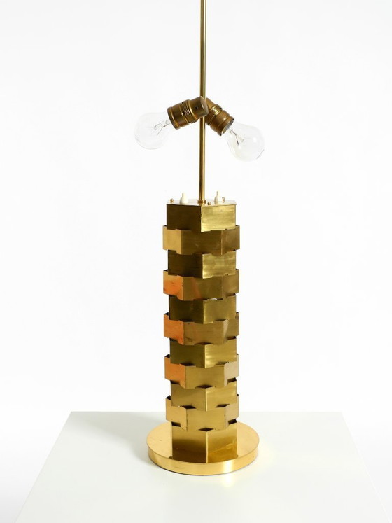 Image 1 of Einzigartige große Messing-Tischlampe aus den 1960er Jahren von den Vereinigten Werkstätten mit beleuchtetem Sockel