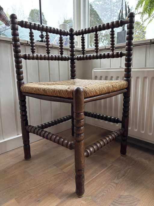 Silla de esquina antigua de bolillos