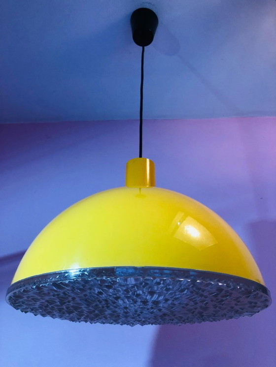 Image 1 of Lampada a sospensione vintage con paralume giallo.
