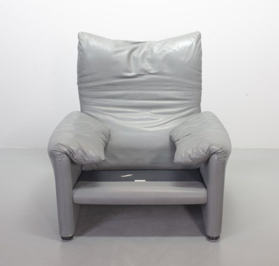 Image 1 of Set of 2 Mid-Century Italian Design Cassina Lounge Chair ‘Maralunga’ by Vico Magistretti in Dolphin Grey Leather. Italy, 1970s.