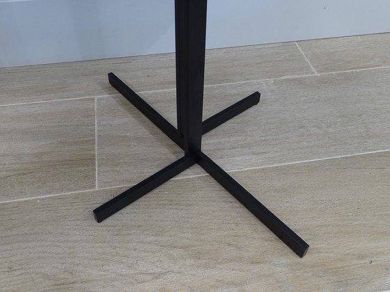 Image 1 of Table basse ou table d&#39;appoint Natuzzi, marbre Sahara Noir, XXIe siècle – Italie