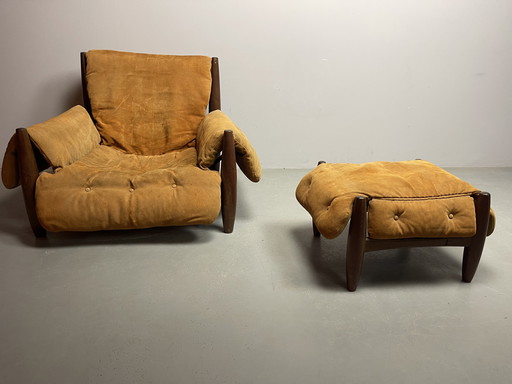 Sillón y reposapiés de mediados de siglo en color coñac, Sergio Rodríguez, años 70.