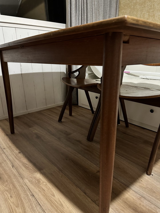 Image 1 of 4 Esszimmerstühle von Hovmand Olsen mit passendem Esstisch im dänischen Design