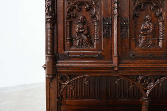 Image 1 of Rare grande armoire néogothique en chêne du début du 19e siècle, sculptée à la main