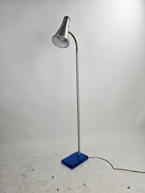 Lámpara de pie sueca, cromada con base de cristal azul. – Lámparas de pie, Glass, Metal (photo 5 of 9)