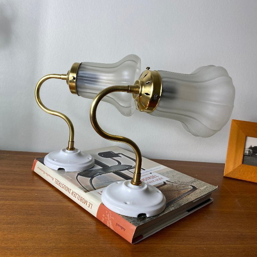 Coppia di applique da parete a collo di cigno in ottone, paralumi a tulipano in vetro trasparente, rosette in porcellana