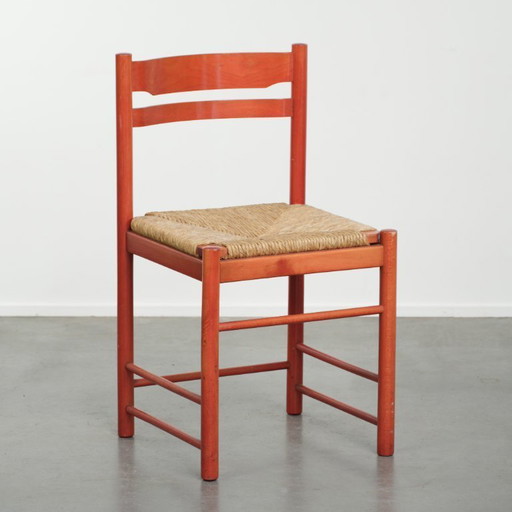 Leuke rood vintage houten stoeltje uit de jaren ’70 met een gevlochten rieten zitting