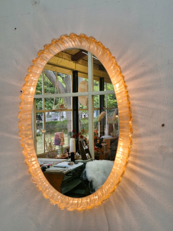 Specchio da parete ovale vintage Hillebrand con illuminazione anni '70 – Plexiglass (photo 3 of 8)